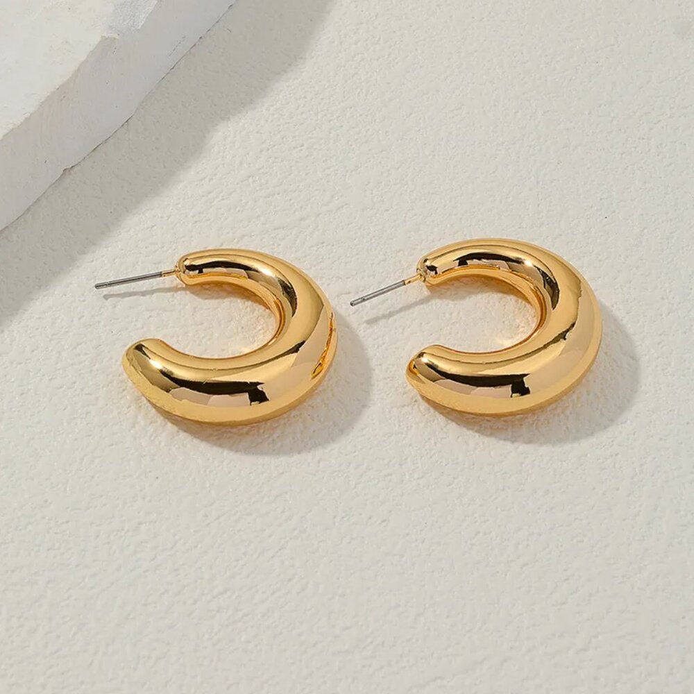 Chic Gold Chunky C-Shape Hoop Earrings NEW - Picture 2 of 6